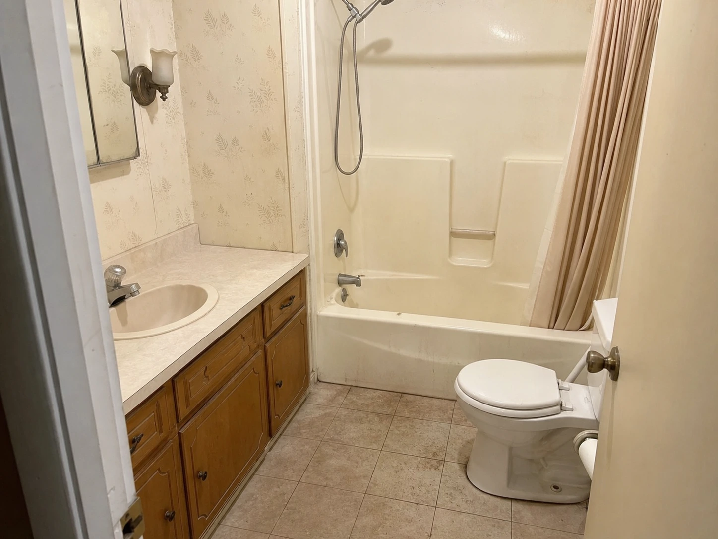 Photo de smartphone ordinaire d'une salle de bain existante vieillissante avec des équipements usés