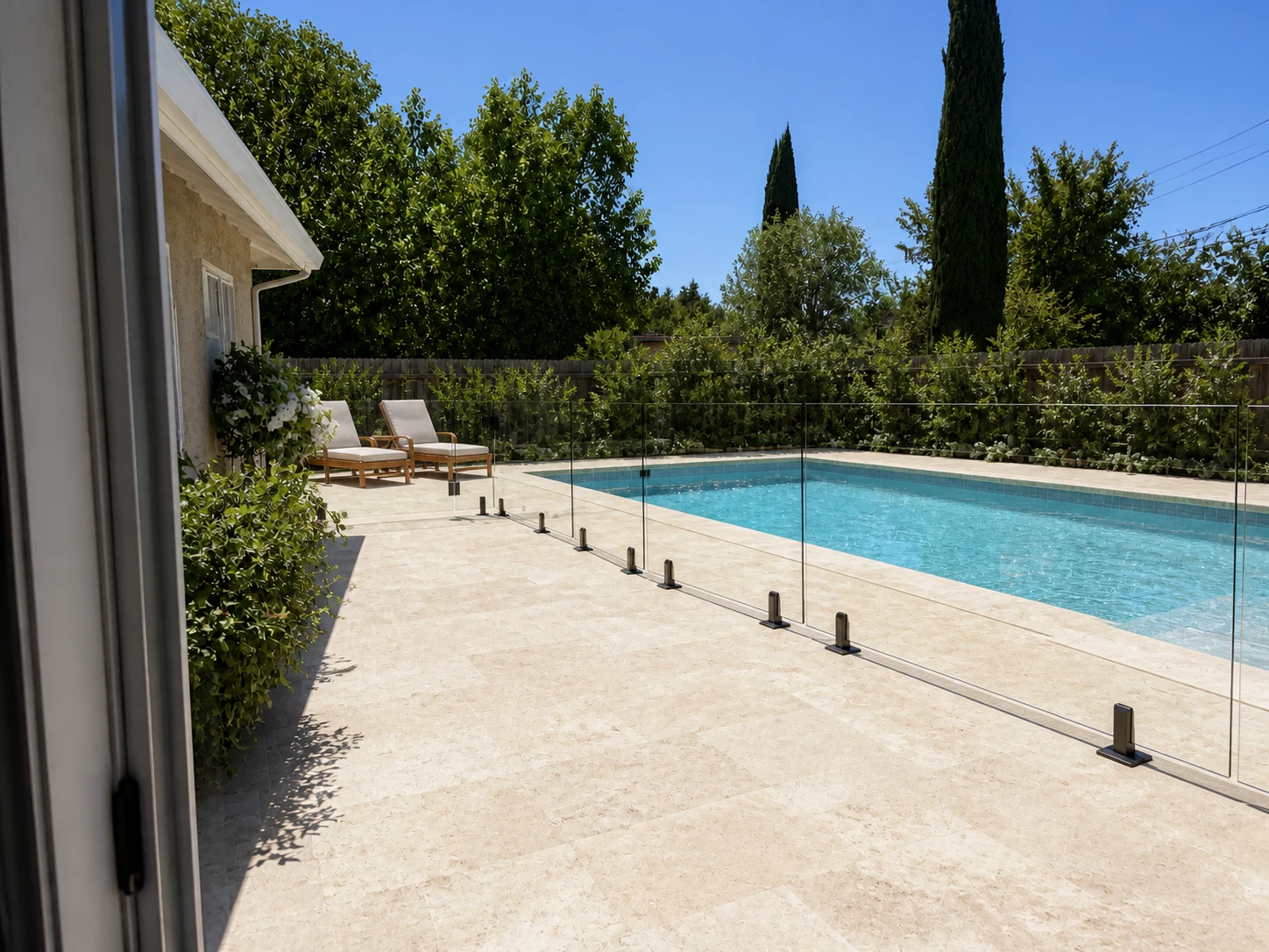 Render paesaggistico con IA per la ristrutturazione di un'area piscina generato da una foto esistente scattata con il telefono